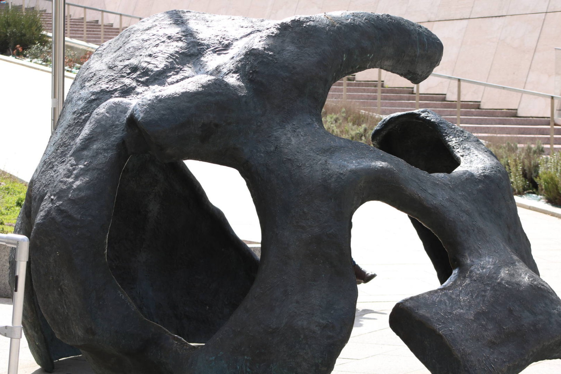 Escultura y pie en el paseo del  MEH