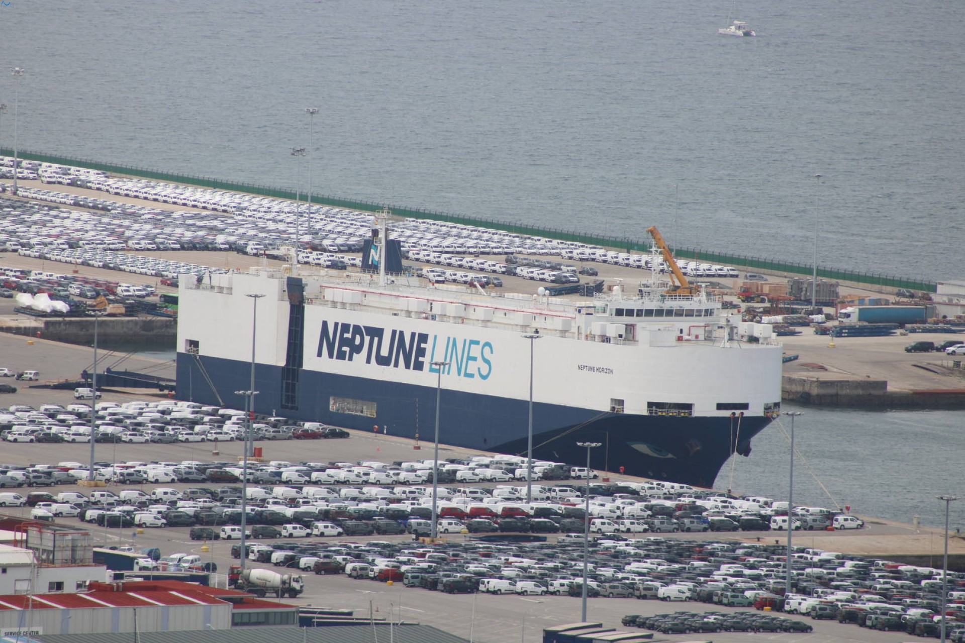 Barco cargando coches