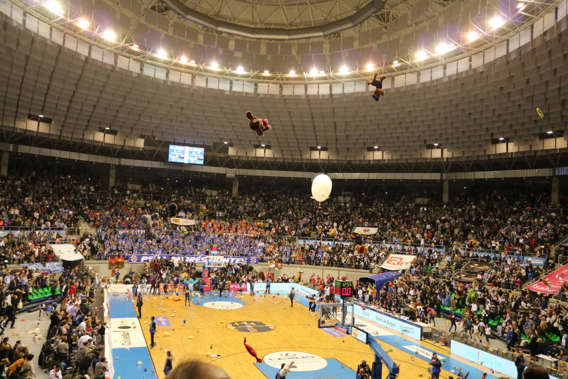 05/01/2019 Lanzamiento de peluches a la cancha