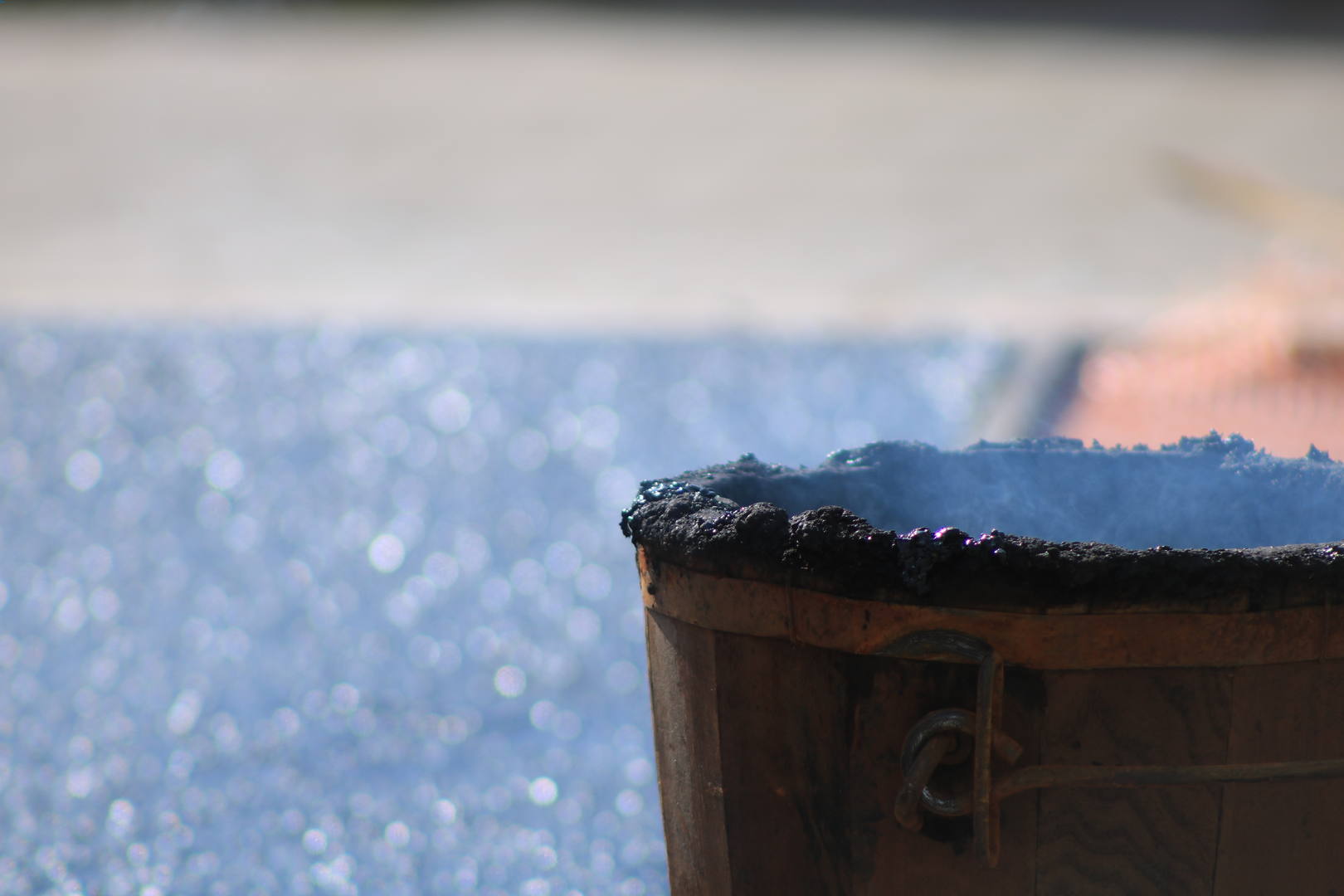 Cubo de asfalto fundido